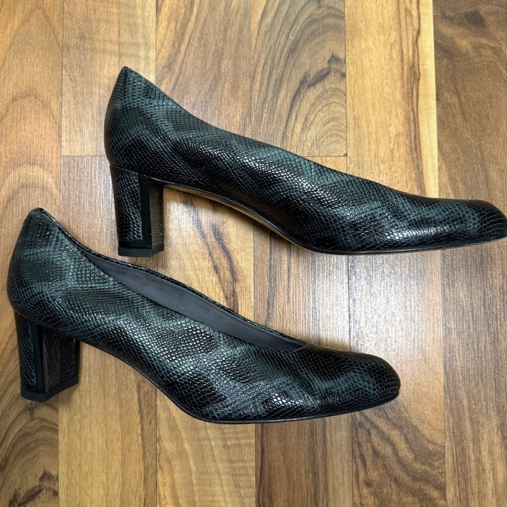 Stuart Weitzman Leather Snake Embossed Pump 2.5” Heel Shoes Size 7M Black Gray - Picture 2 of 16
